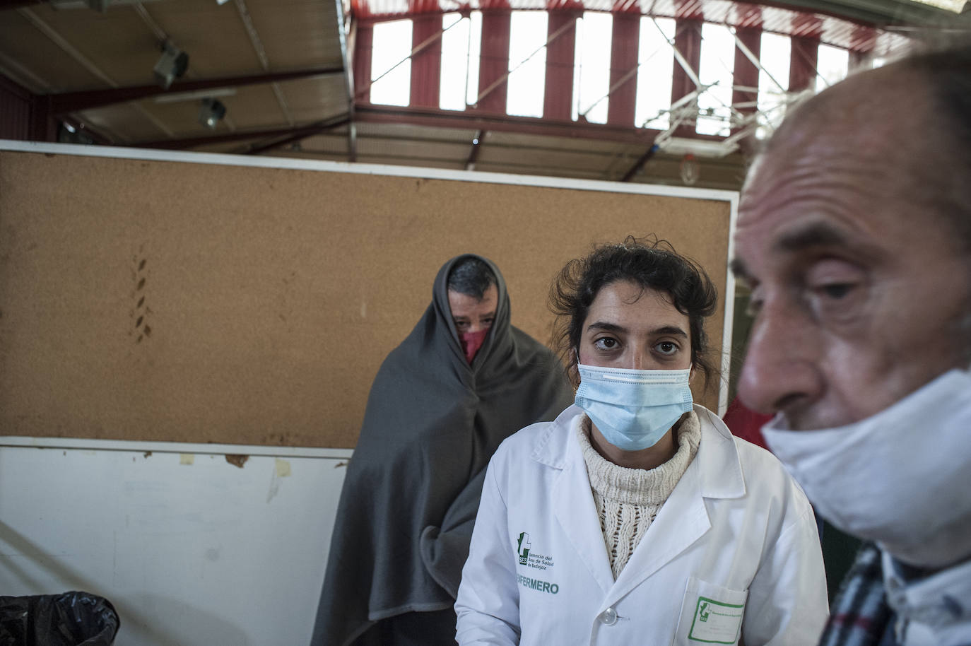 Fotos: Así viven 50personas en el polideportivo Las Palmeras en Badajoz