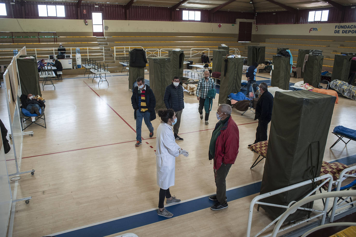 Fotos: Así viven 50personas en el polideportivo Las Palmeras en Badajoz