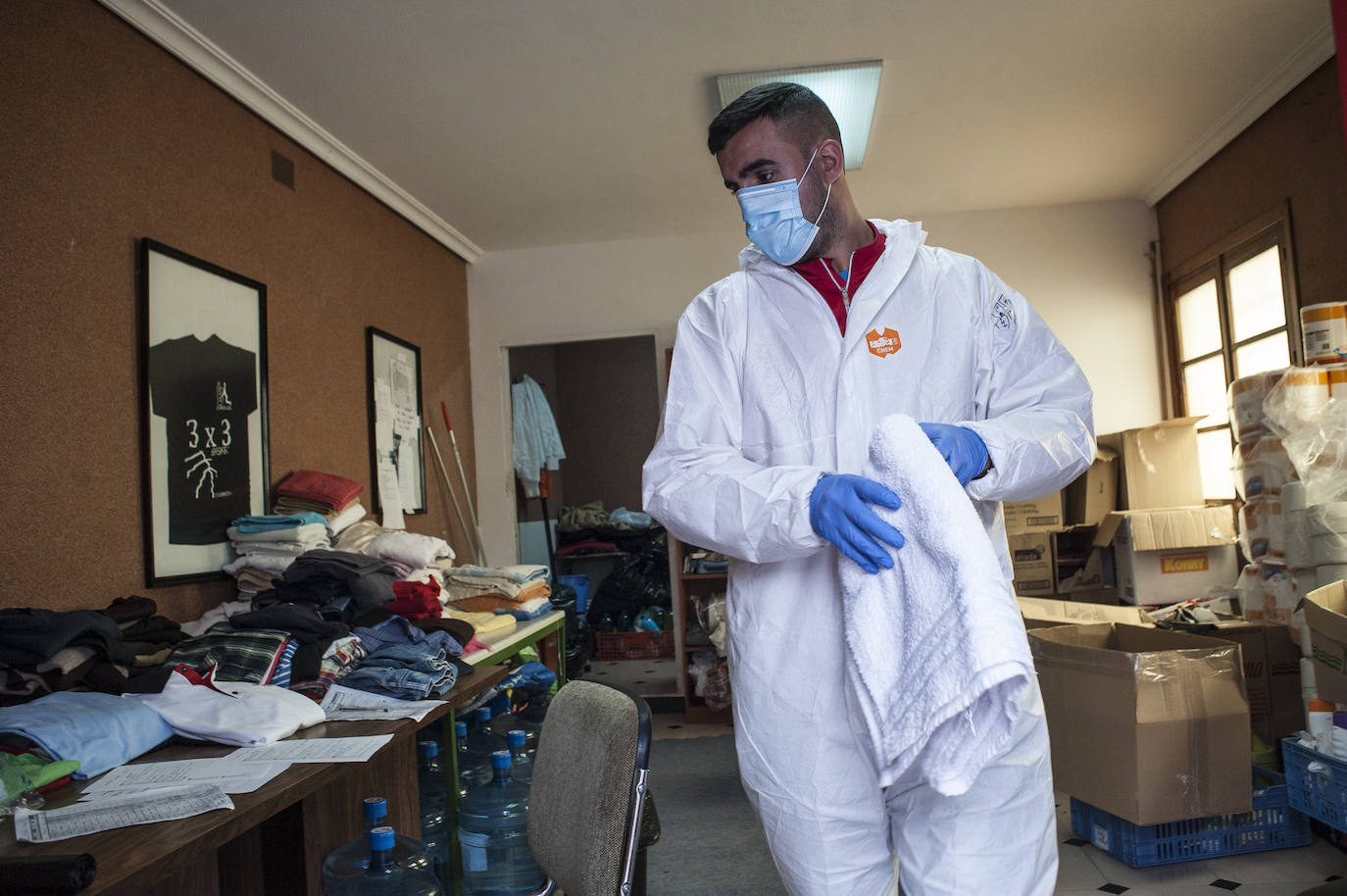 Fotos: Así viven 50personas en el polideportivo Las Palmeras en Badajoz