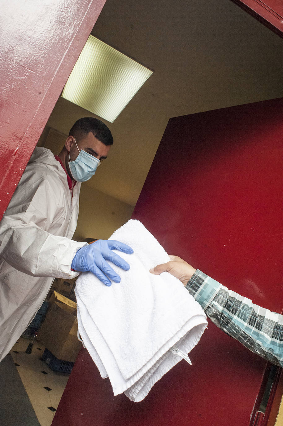 Fotos: Así viven 50personas en el polideportivo Las Palmeras en Badajoz