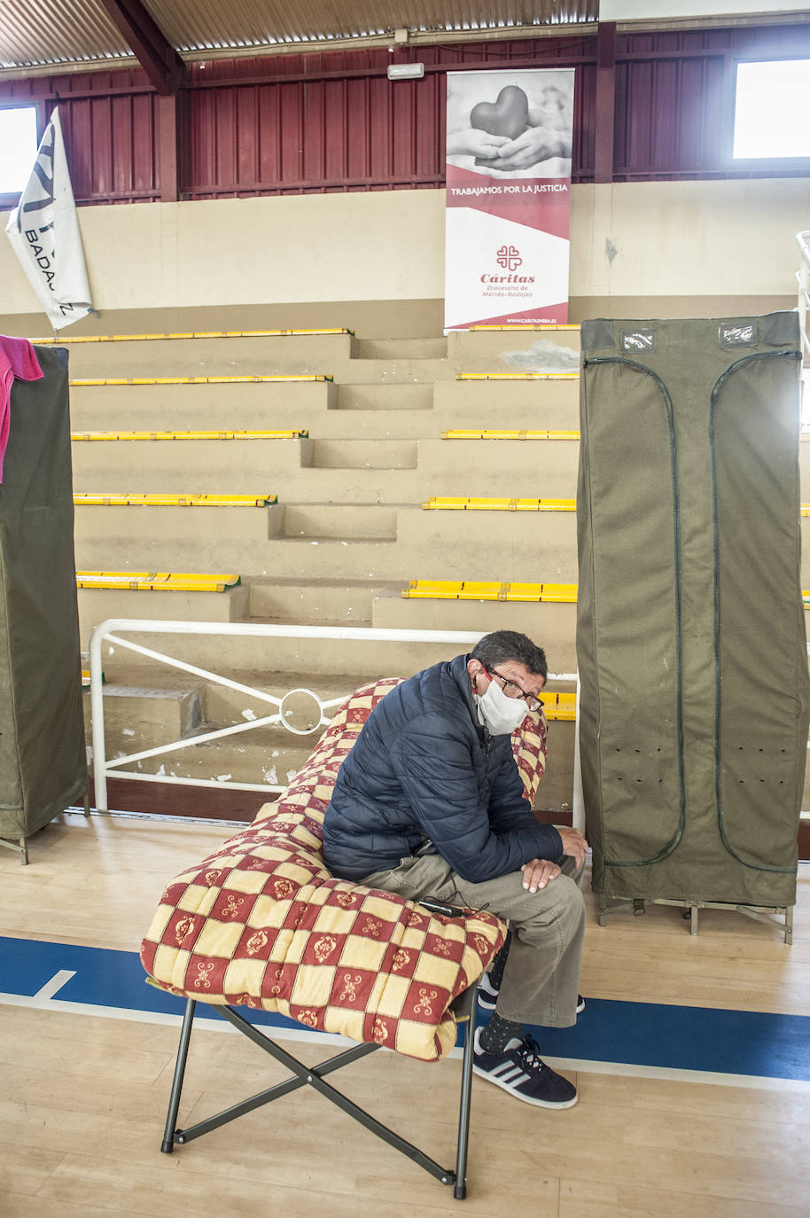 Fotos: Así viven 50personas en el polideportivo Las Palmeras en Badajoz