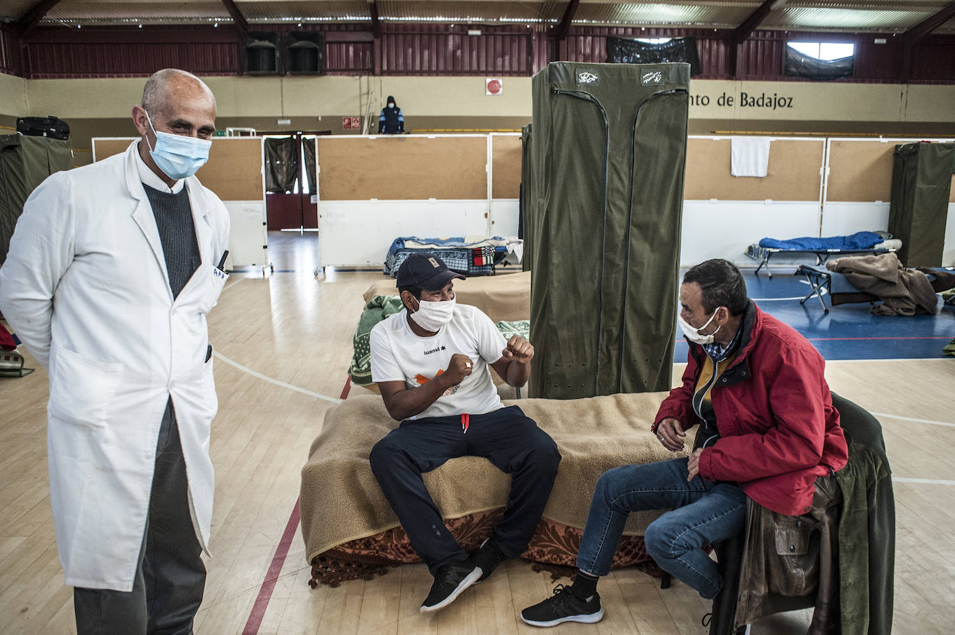 Fotos: Así viven 50personas en el polideportivo Las Palmeras en Badajoz