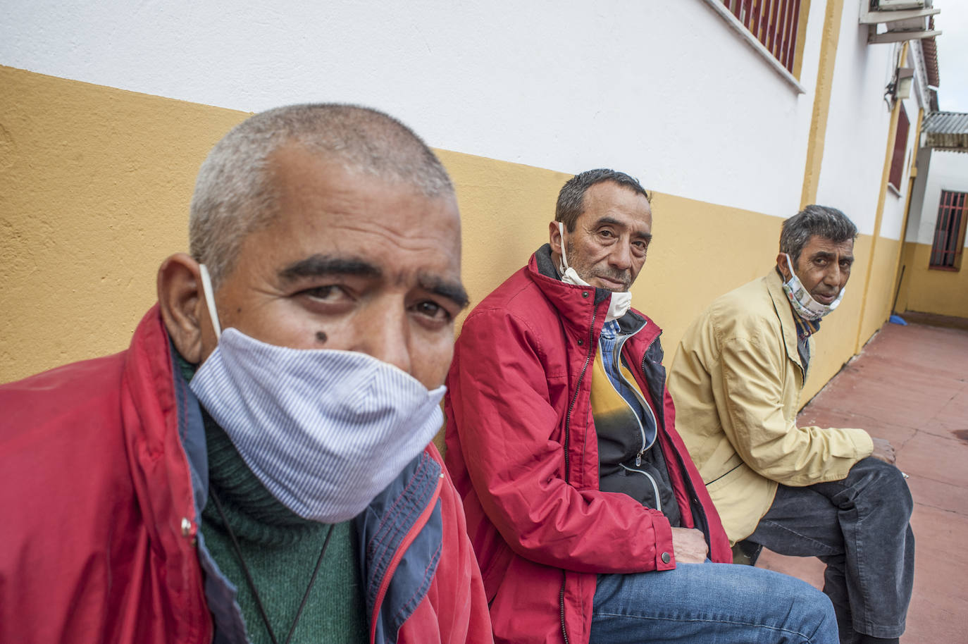 Fotos: Así viven 50personas en el polideportivo Las Palmeras en Badajoz