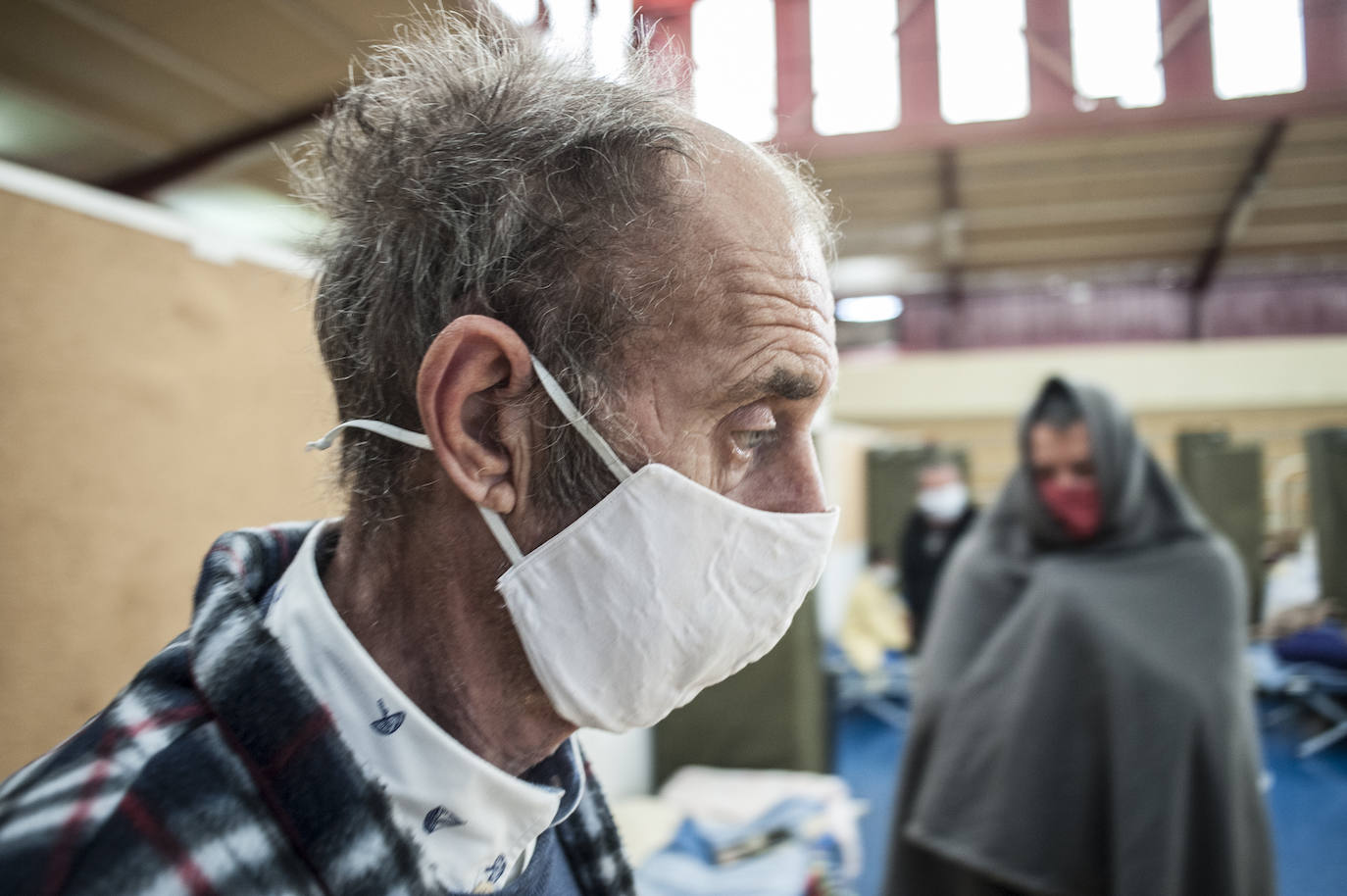 Fotos: Así viven 50personas en el polideportivo Las Palmeras en Badajoz