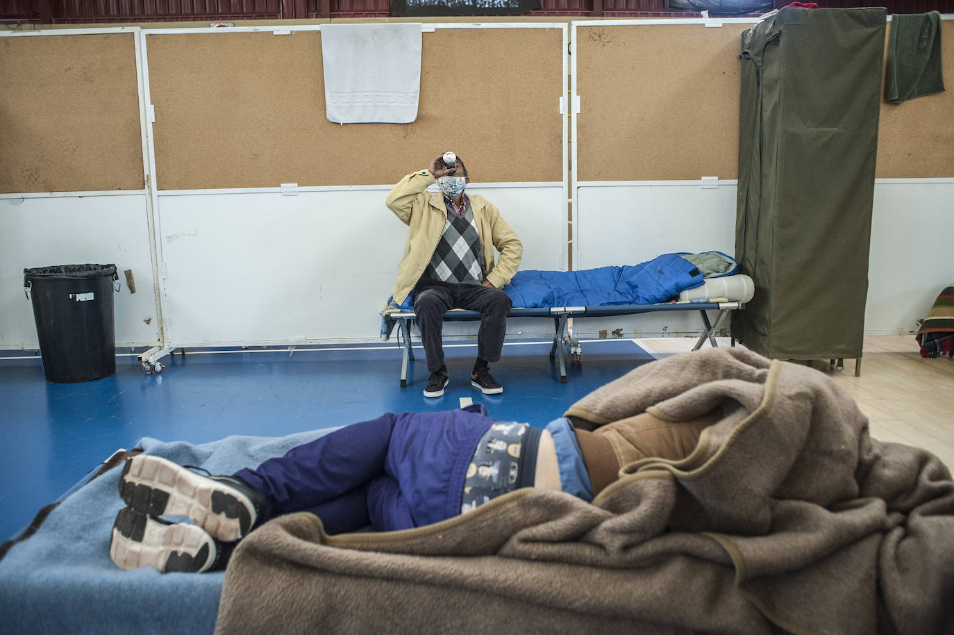 Fotos: Así viven 50personas en el polideportivo Las Palmeras en Badajoz