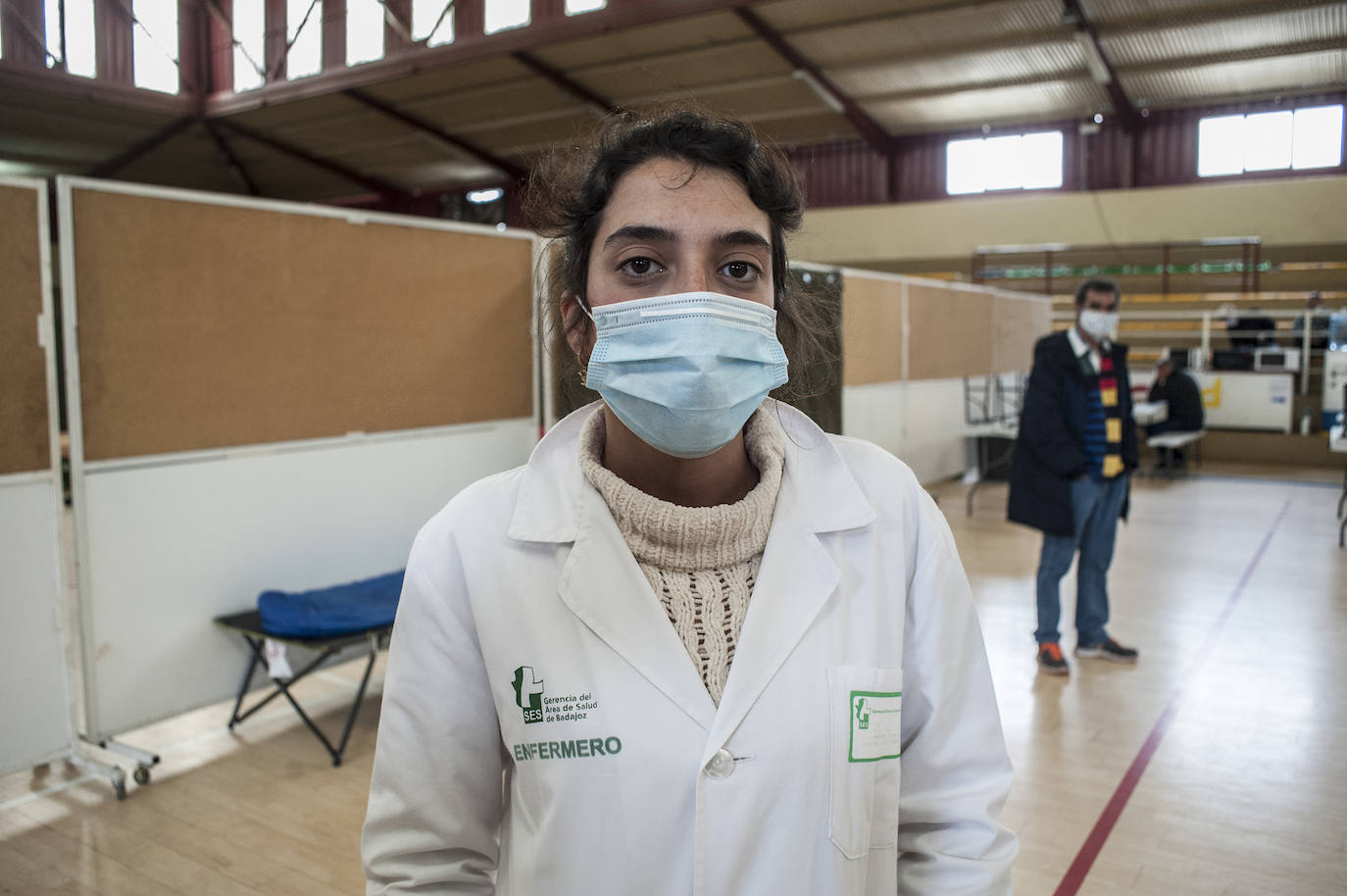 Fotos: Así viven 50personas en el polideportivo Las Palmeras en Badajoz
