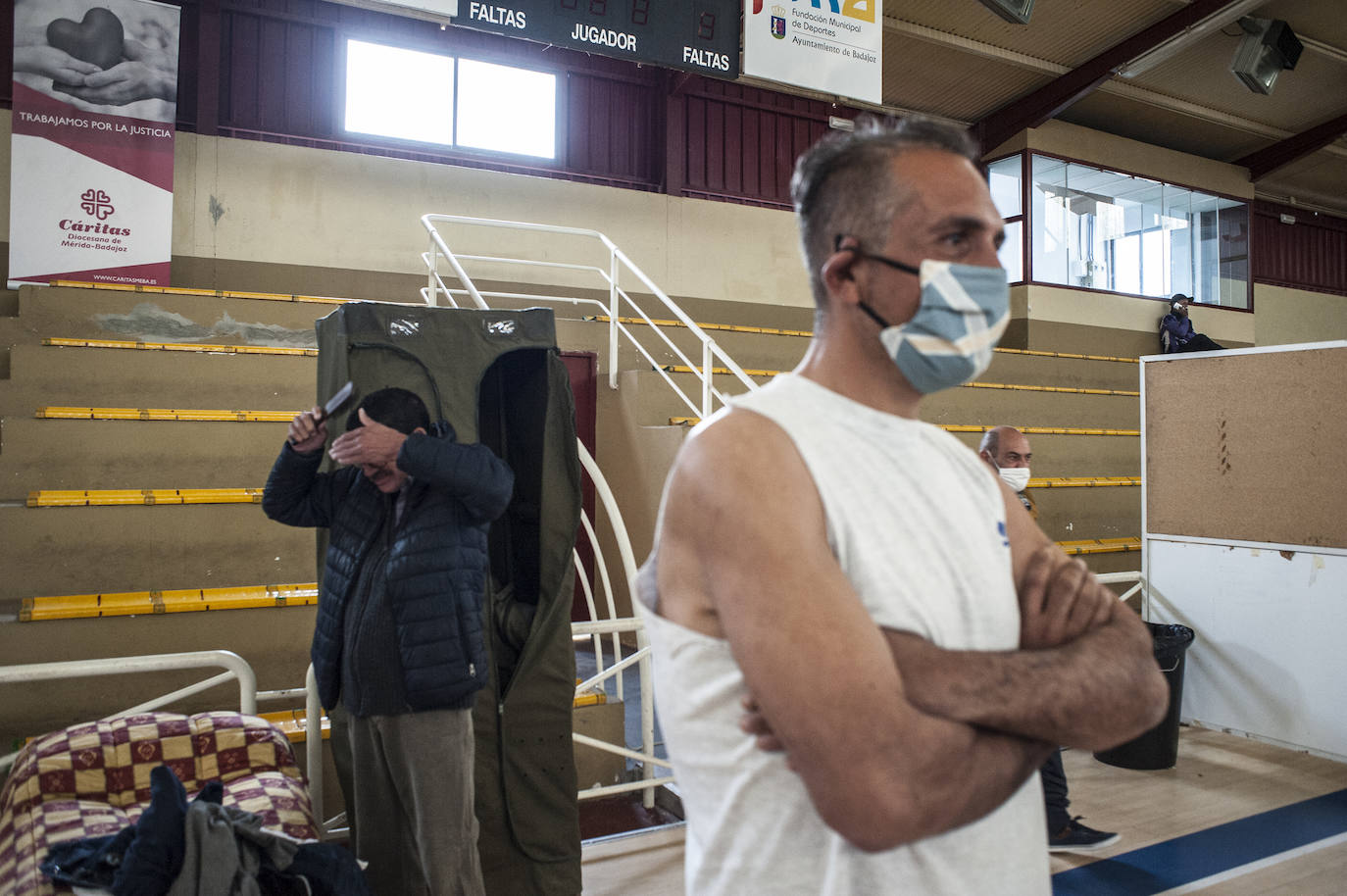 Fotos: Así viven 50personas en el polideportivo Las Palmeras en Badajoz