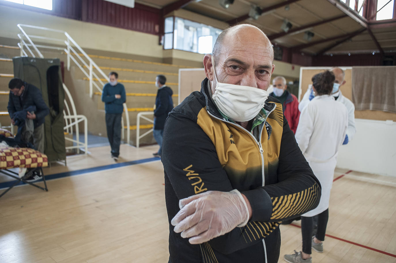 Fotos: Así viven 50personas en el polideportivo Las Palmeras en Badajoz