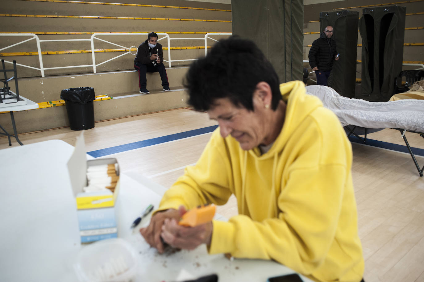 Fotos: Así viven 50personas en el polideportivo Las Palmeras en Badajoz