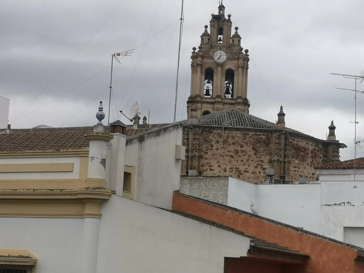 La iglesia de La Purificación se ve desde su ventana. 