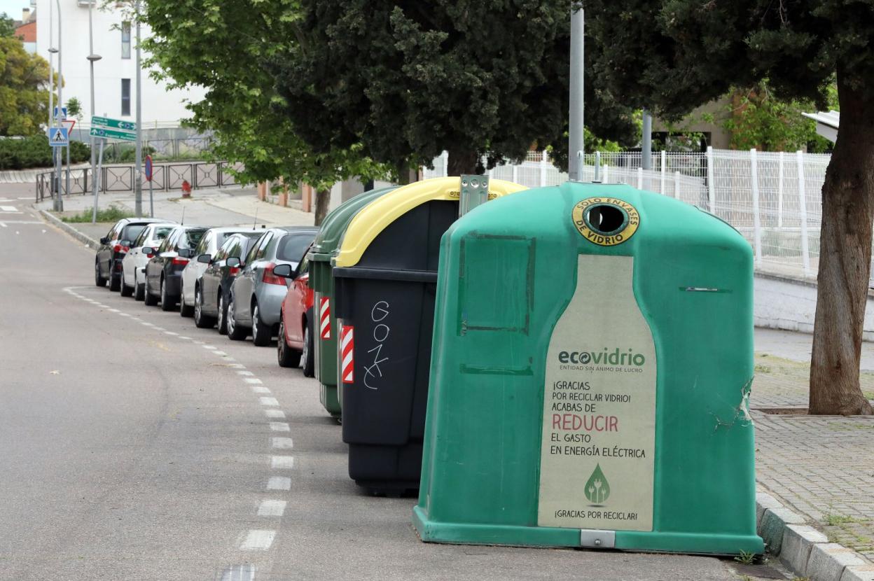 Contenedor de vidrio en una calle de Mérida. 