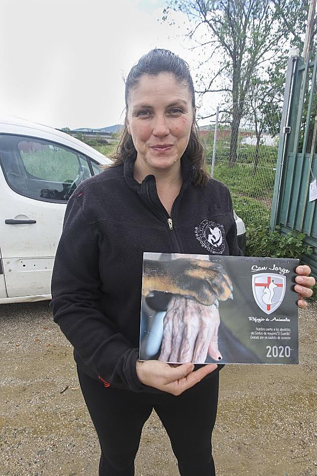 Laura Varaldi con el calendario hecho en la Asistida. 