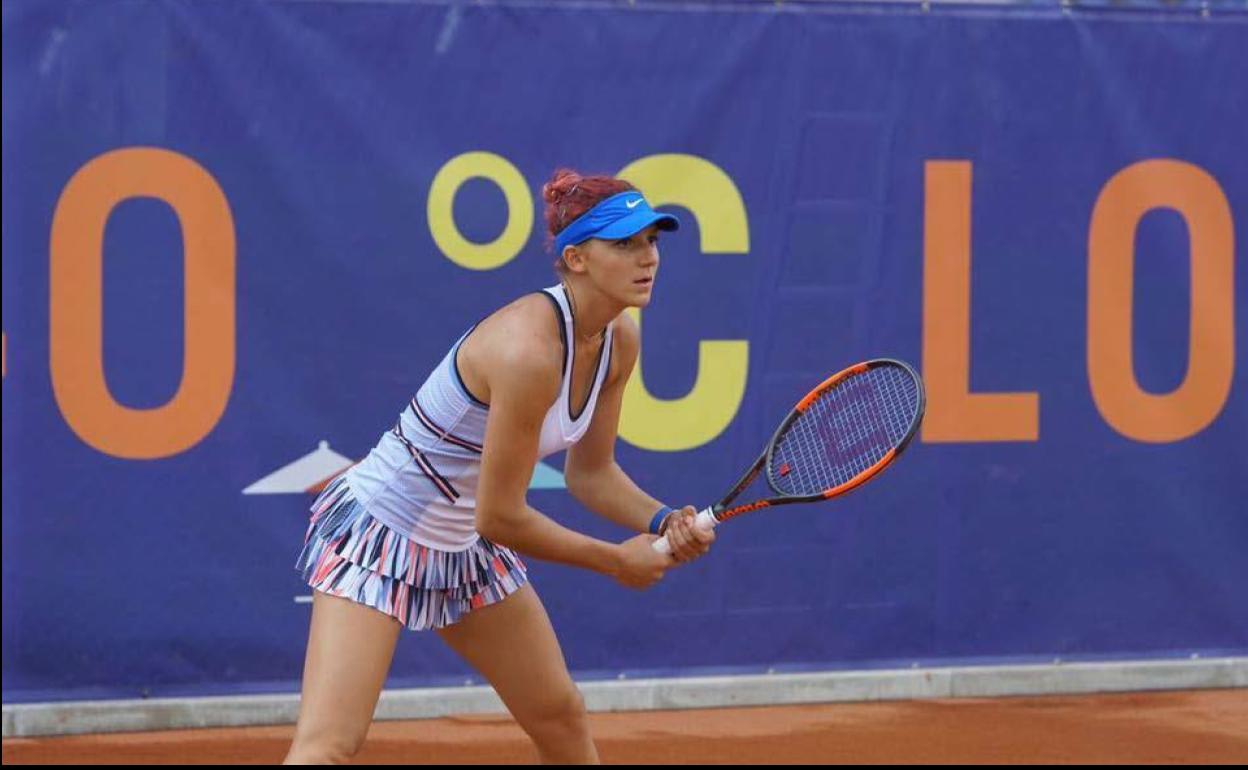 Rebeka Masarova se dispone a restar en un torneo. 