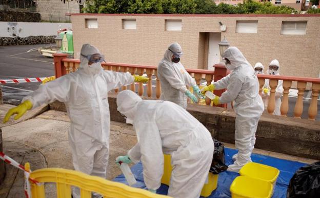 Efectivos de la UME desinfectan una residencia en Santiago de Compostela. 