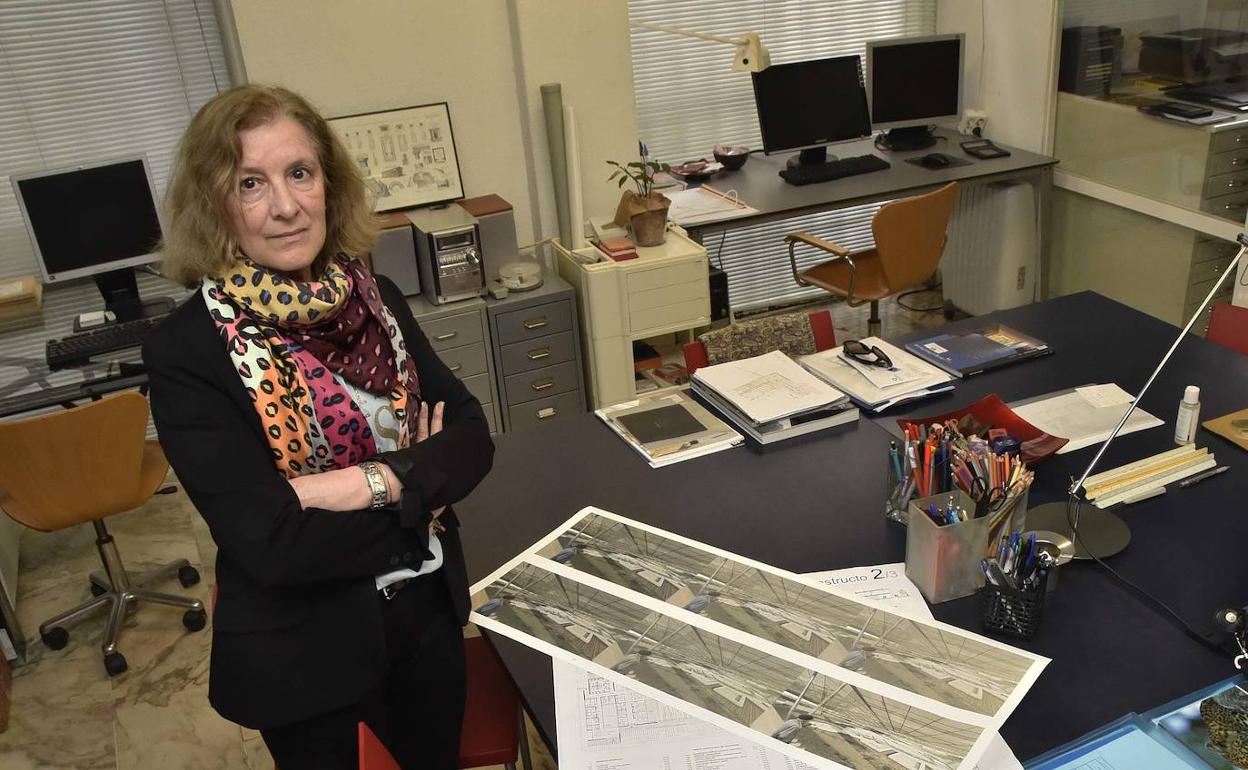 La arquitecta Fernanda Cáceres en su estudio de Badajoz. 