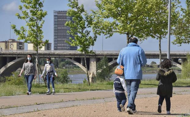 Los niños pasean junto a sus padres por uno de los parques de Badajoz