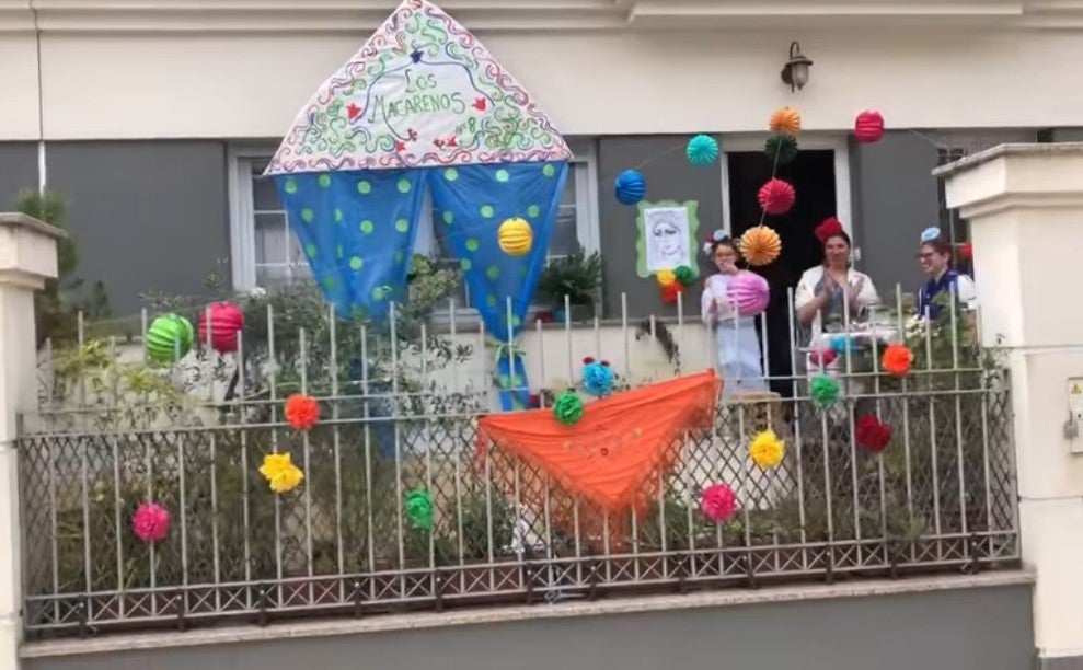 Fotos: Vecinos de Villanueva celebran la Feria de Abril en sus casas