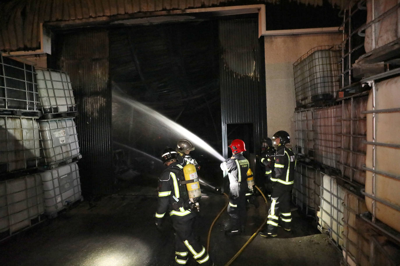 El almacenaje de mucho material plástico ha complicado las labores de extinción llevadas a cabo por tres dotaciones de bomberos