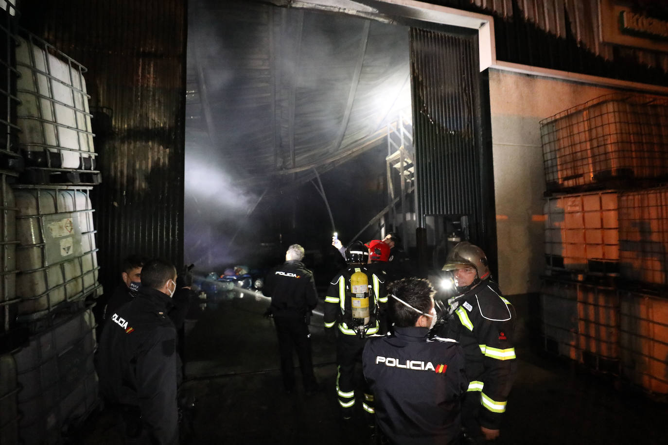 El almacenaje de mucho material plástico ha complicado las labores de extinción llevadas a cabo por tres dotaciones de bomberos