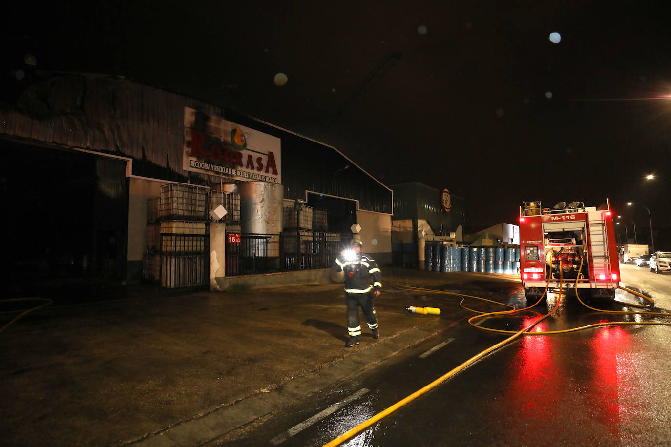 El almacenaje de mucho material plástico ha complicado las labores de extinción llevadas a cabo por tres dotaciones de bomberos
