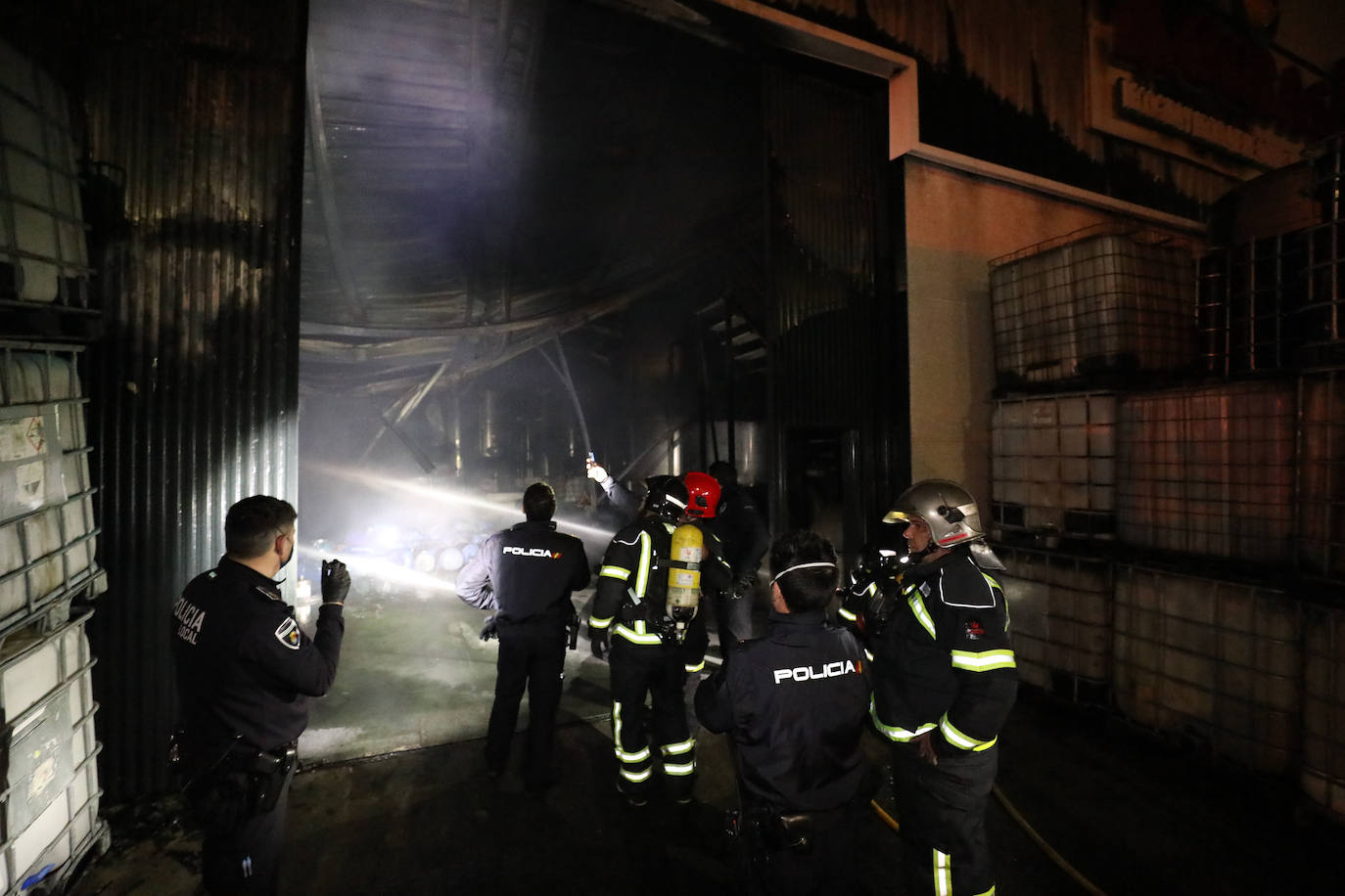 El almacenaje de mucho material plástico ha complicado las labores de extinción llevadas a cabo por tres dotaciones de bomberos
