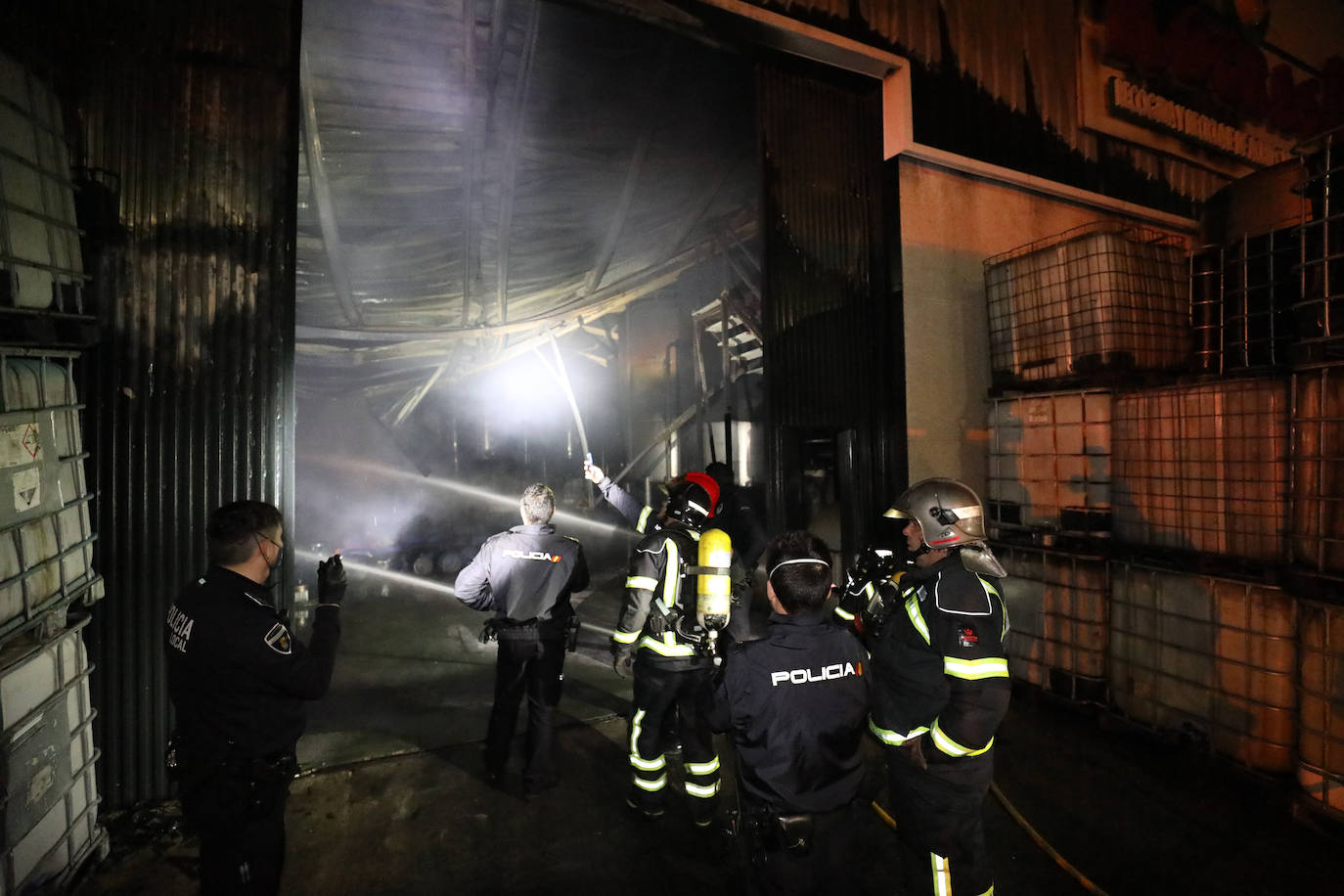El almacenaje de mucho material plástico ha complicado las labores de extinción llevadas a cabo por tres dotaciones de bomberos