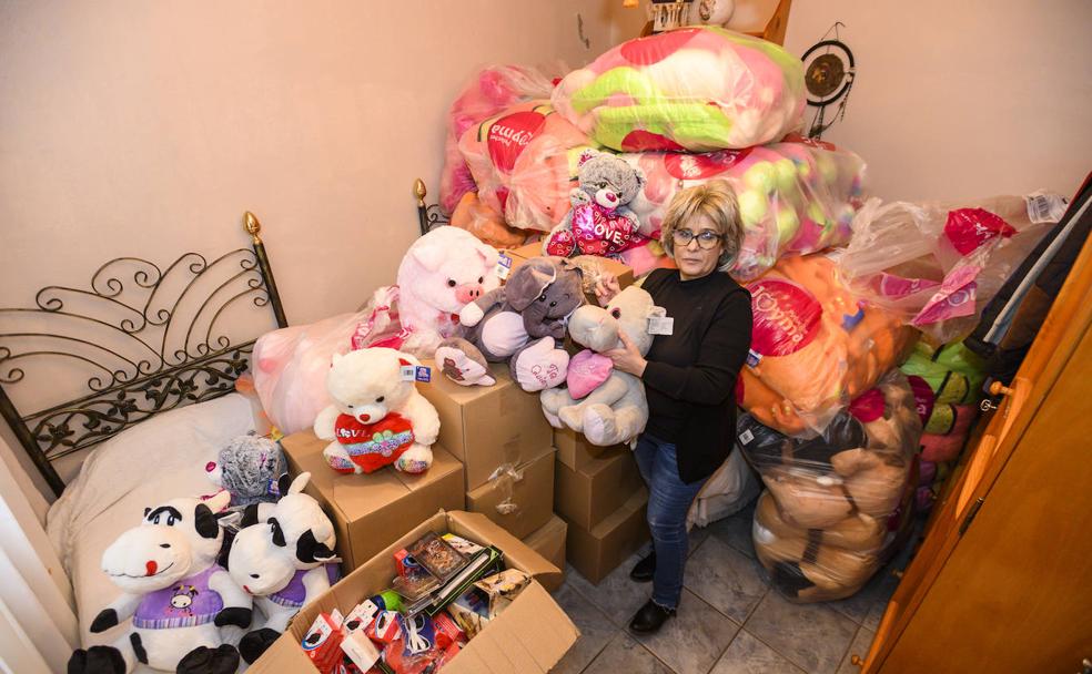 Rosa Morgado en su vivienda de Olivenza con los peluches de su caseta de tiro.