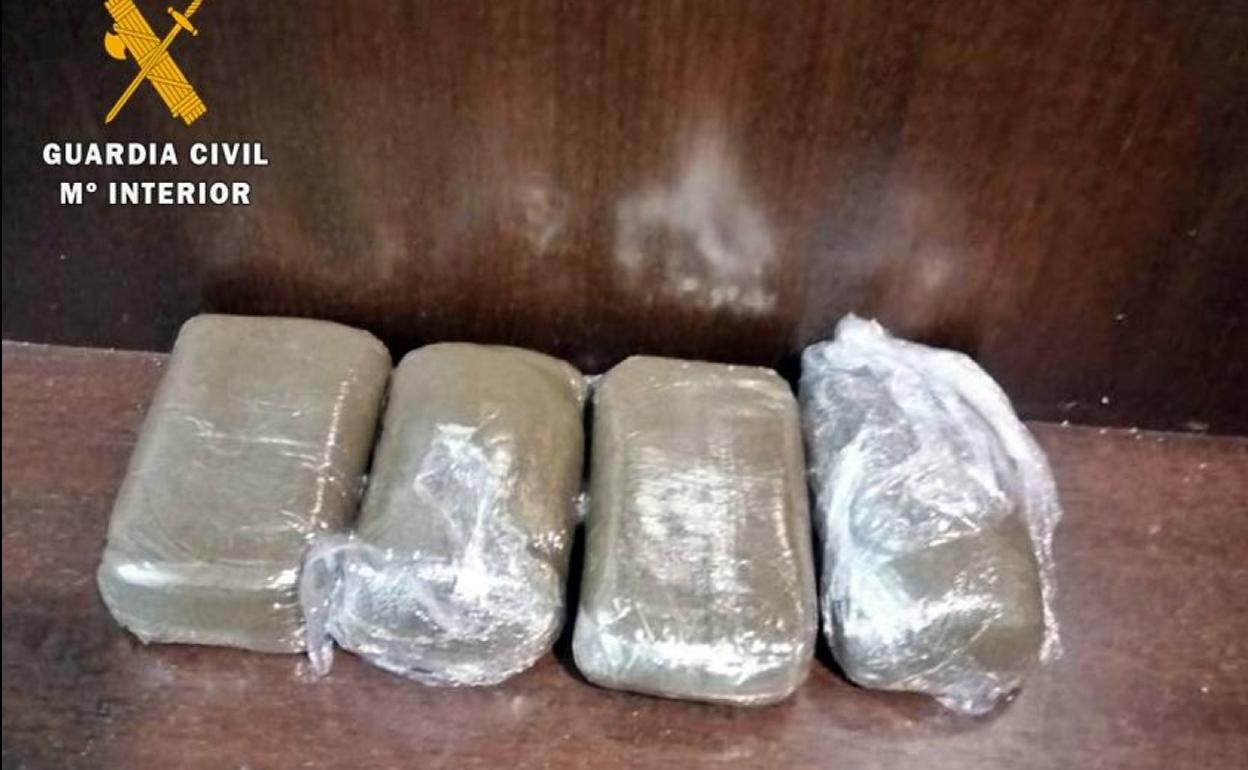 Hachís localizado en la rueda de repuesto de un vehículo en Puebla de Sancho Pérez