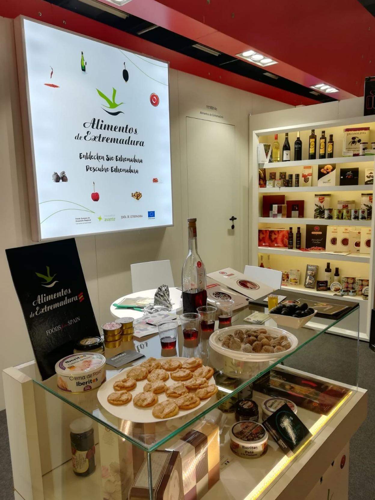 Muestra de alimentos de la región expuestos en un evento para promocionar Extremadura. 