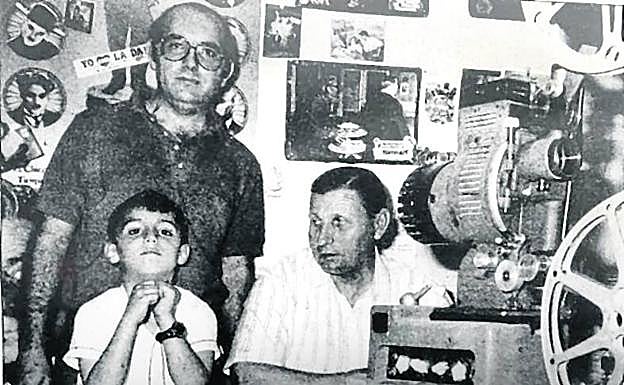 Joaquín Fuentes junto a su padre y su hijo mayor a finales de los años 80 en un cine de Guijuelo (Salamanca). 