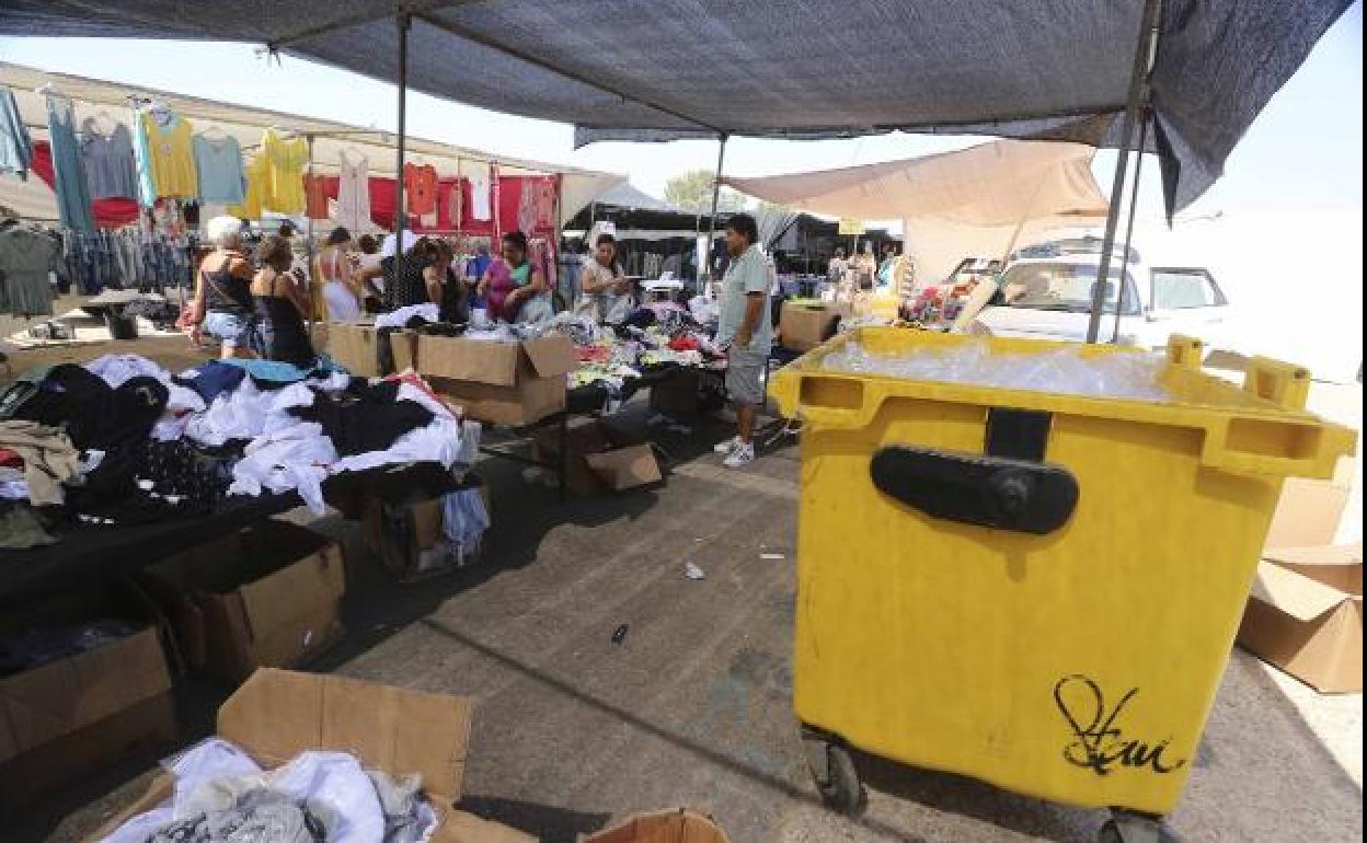 El mercadillo de Mérida amplía el espacio entre puestos para volver el próximo martes