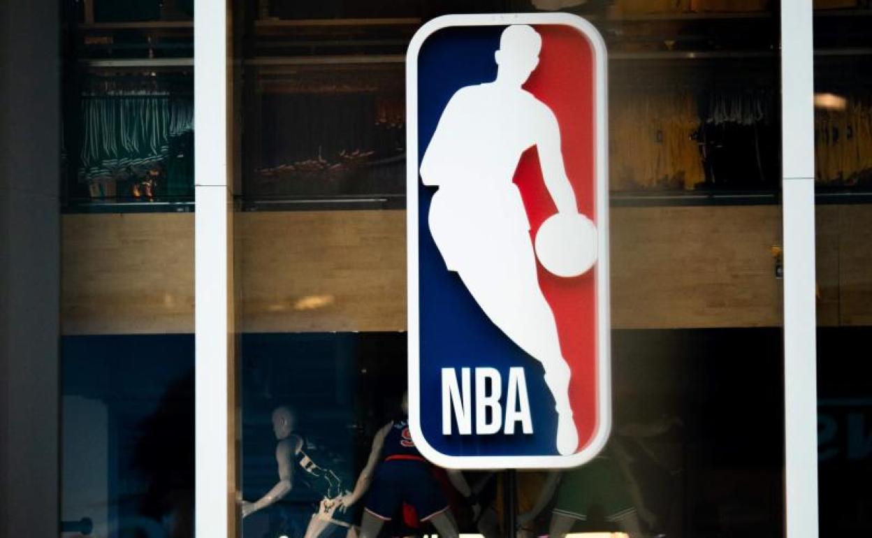 Logo de la NBA en una tienda de la Quinta Avenida de Nueva York. 