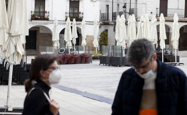 Los bares de la Plaza Mayor de Cáceres optaron por no abrir. 