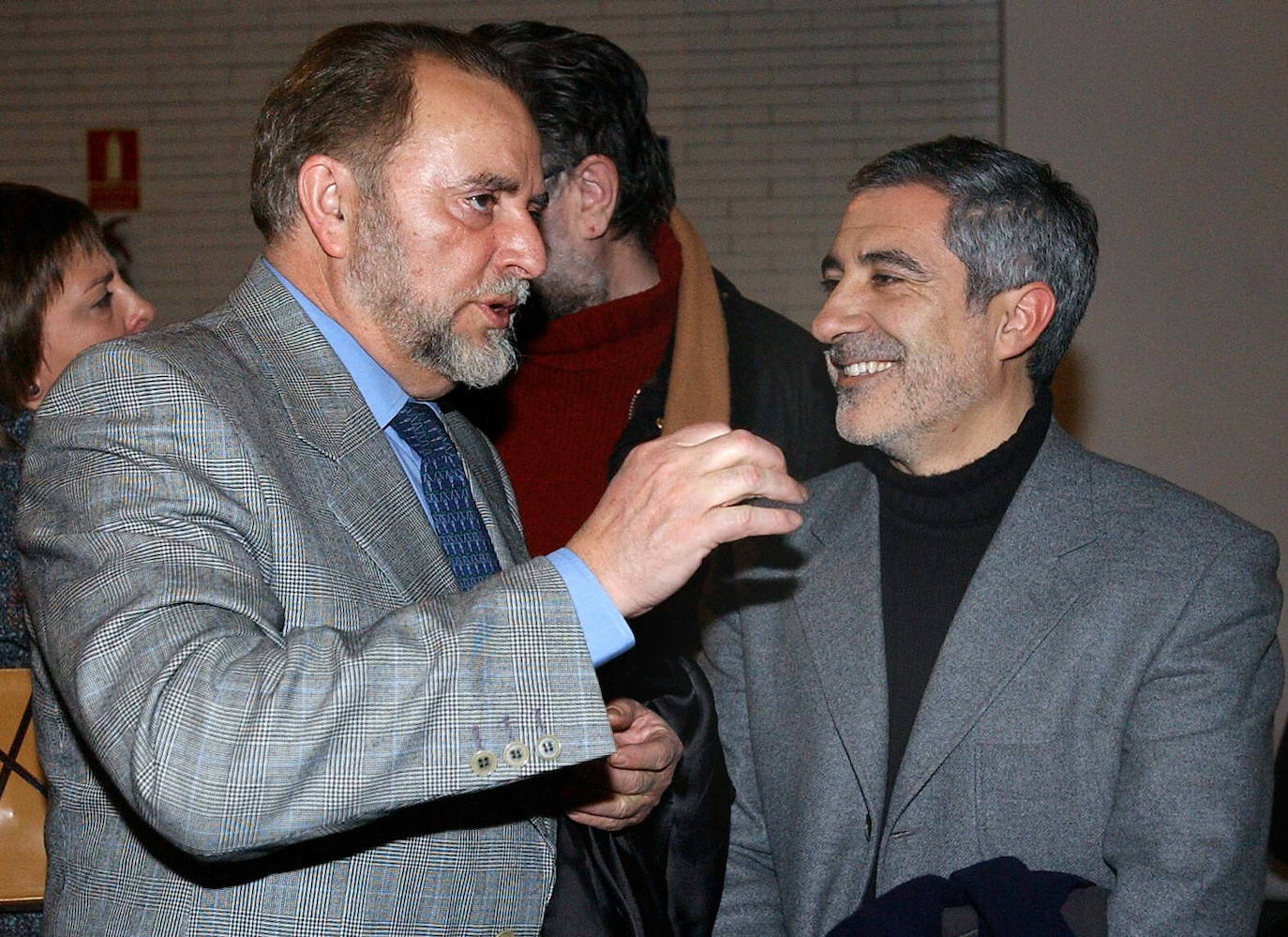 Julio Anguita saluda a Gaspar Llamazares, en 2005.
