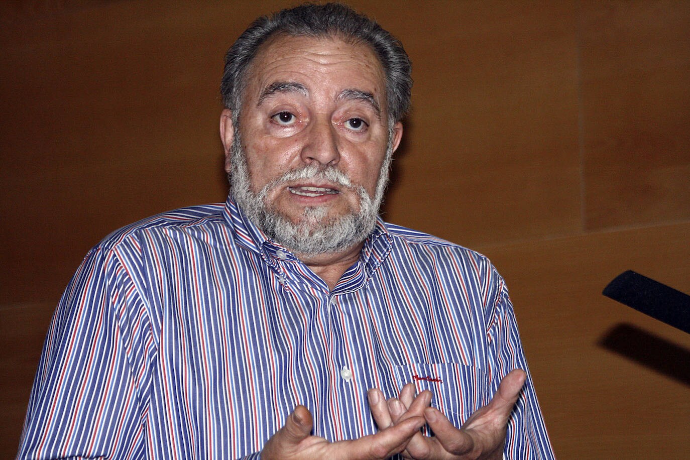Julio Anguita, durante una conferencia en el Campus universitario de Jerez, en 2007.