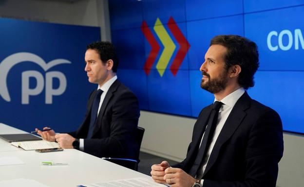 Pablo Casado (dcha.) durante el comité de dirección del Partido Popular.