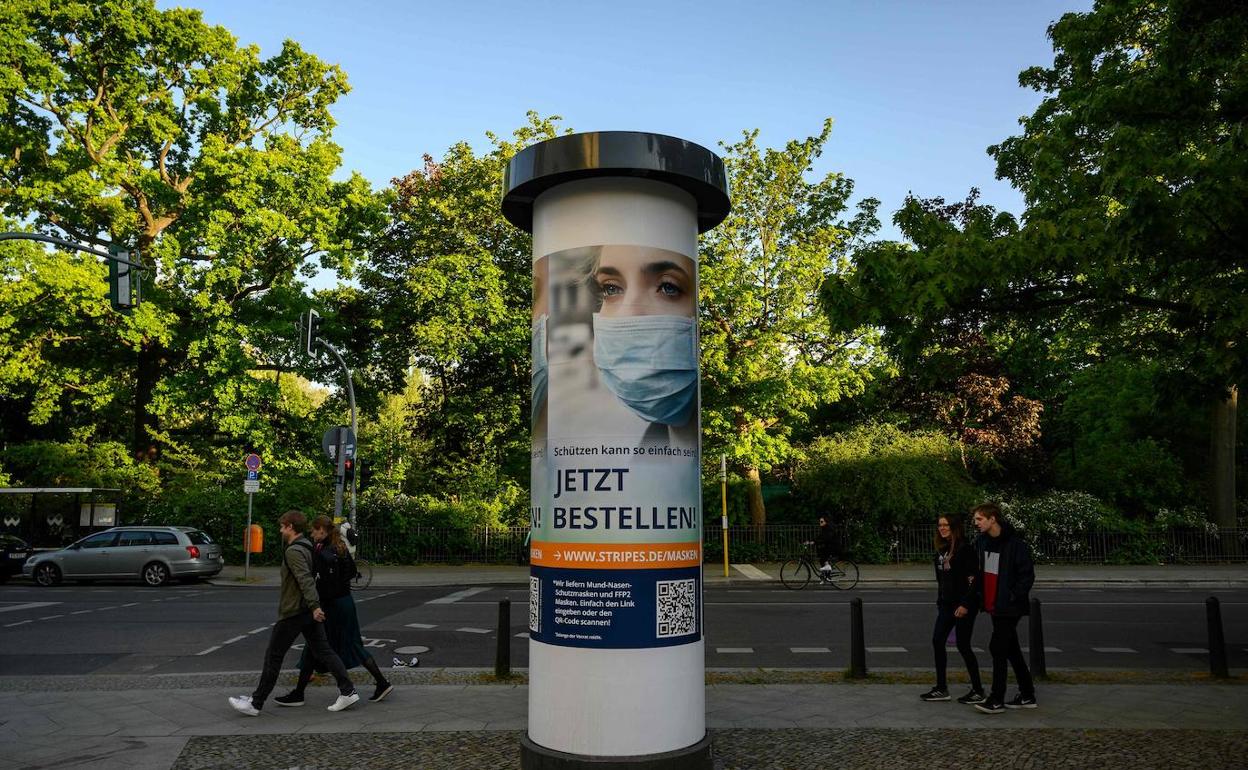 Un cartel en Berlín invita a llevar mascarilla.