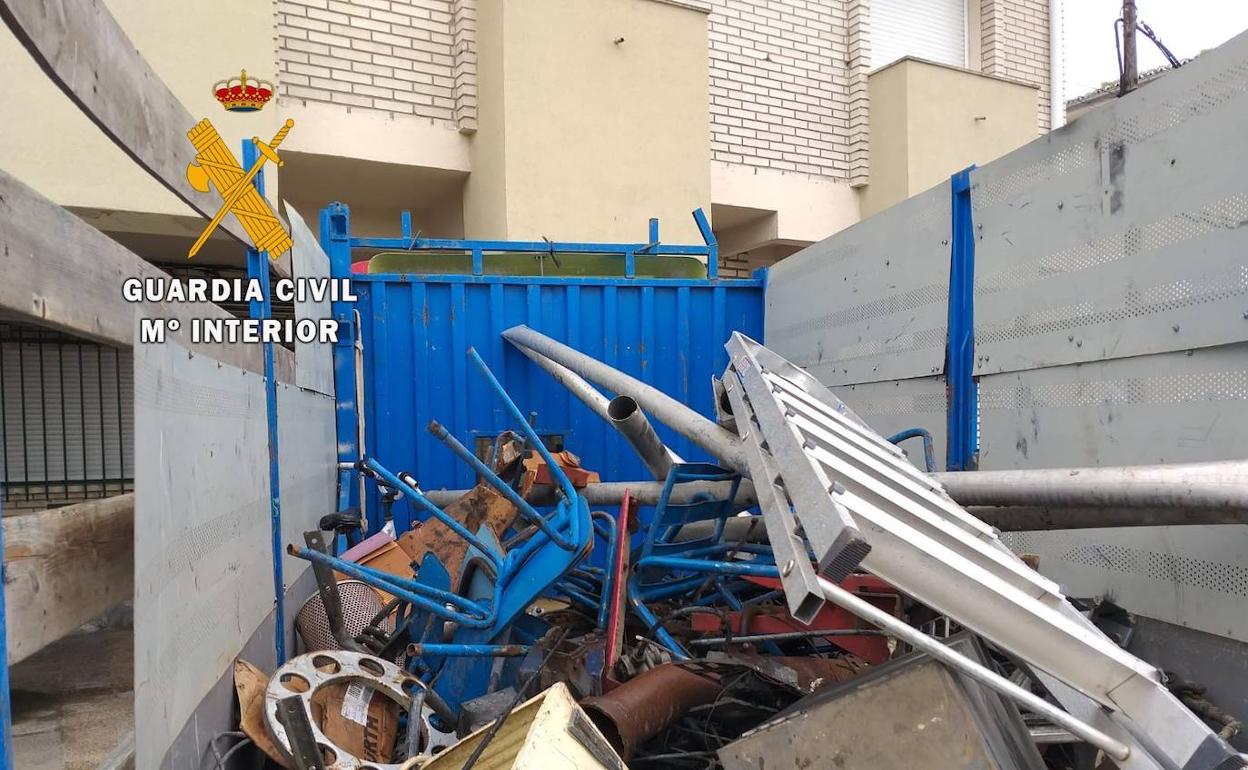 Camión lleno de los objetos robados en el antiguo hotel. 