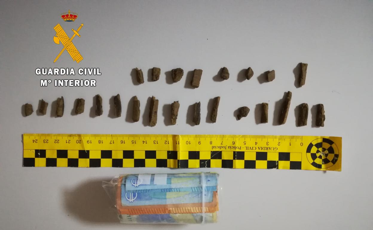 Material inacuatado al detenido.