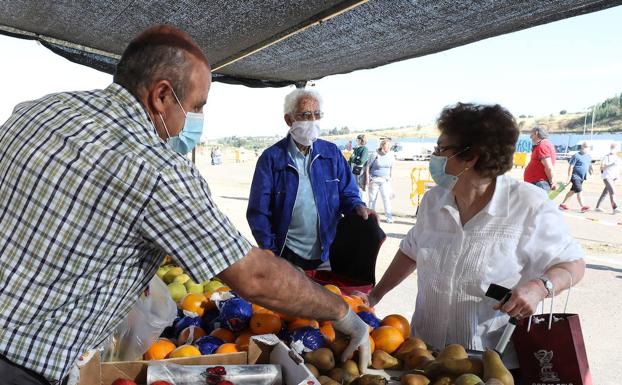 Alfonsa compra fruta a Manuel, de Aceuchal, que sí tuvo ventas. 