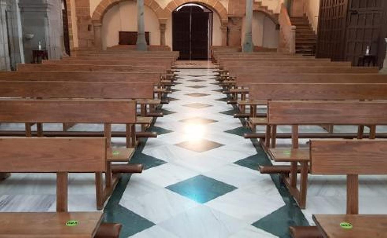 Bancos señalizados en la iglesia de la Asunción de Campanario. 