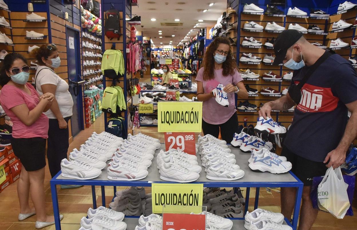 Tienda de la calle Menacho, ayer con descuentos en la puerta para atraer al público. 