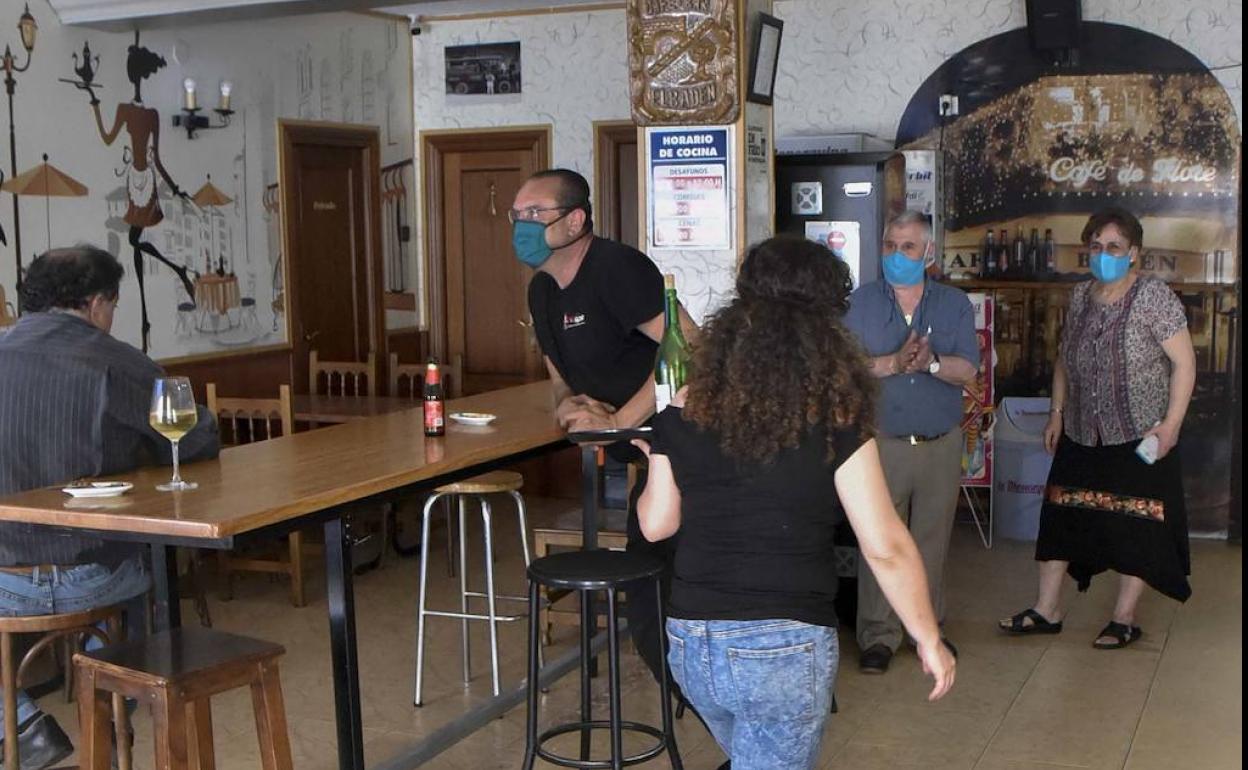 Clientes en el interior de un bar en la localidad pacense de Talavera la Real. 