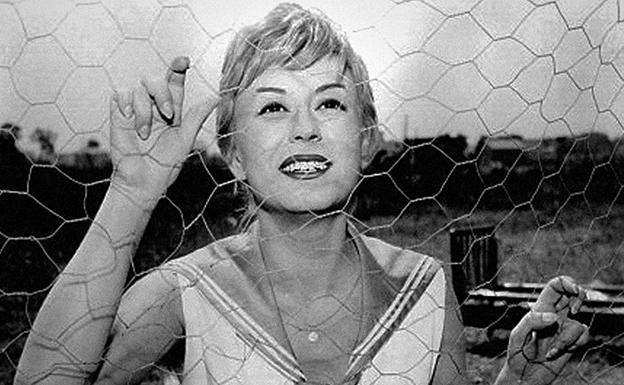 Imagen principal - La actriz Giulietta Masina en 'Las noches de Cabiria', 'La Strada' y junto a su marido, el director Federico Fellini.