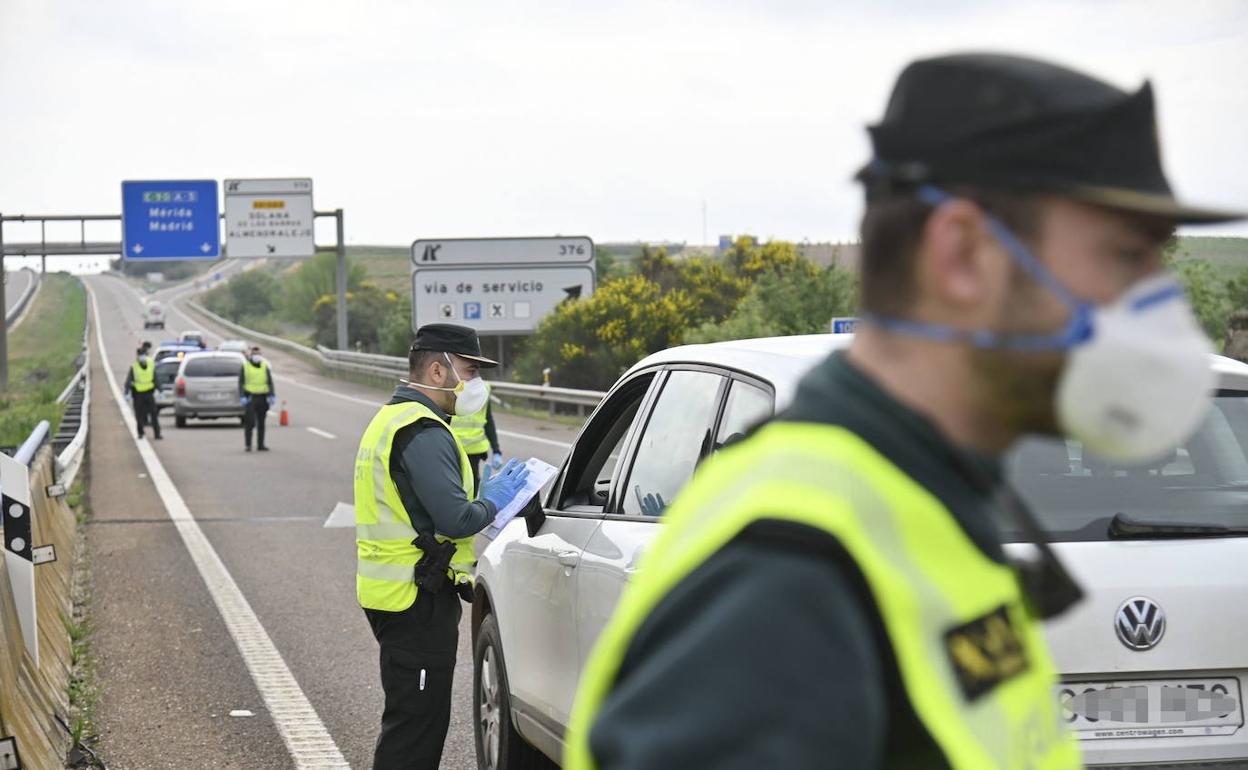 La Guardia Civil controla el tráfico en las proximidades de Badajoz durante el estado de alarma.