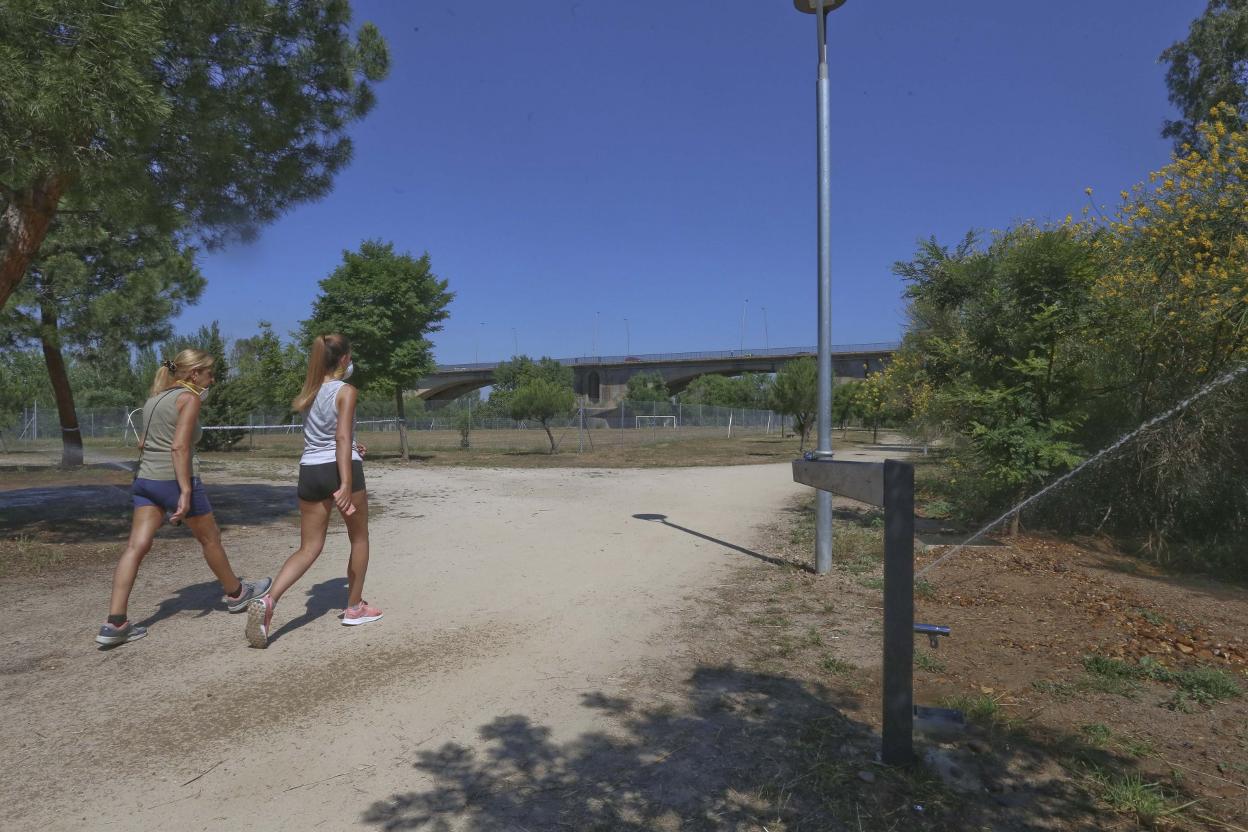 Dos mujeres pasean por uno de los caminos de la Isla. 