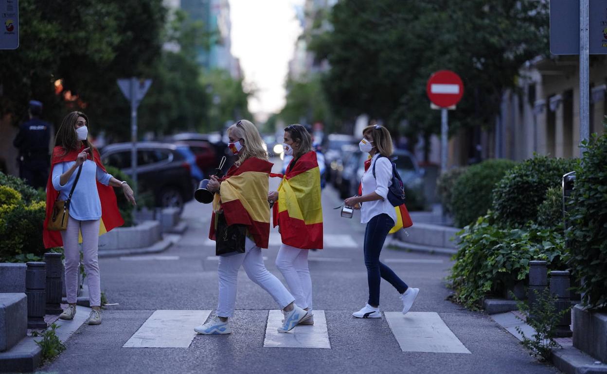 Varios participantes en la cacerolada diaria en la calle Núñez de Balboa, en Madrid.