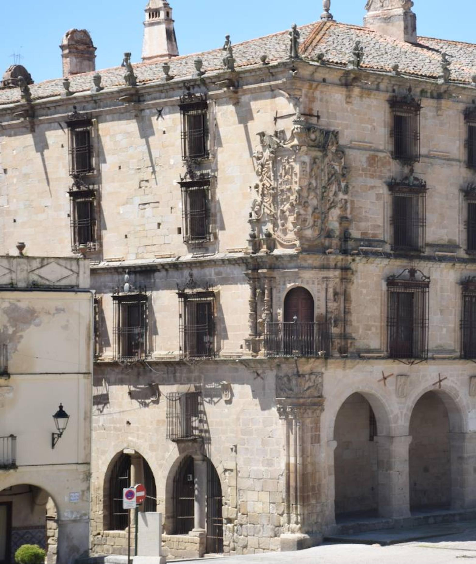 El palacio de la Conquista, del siglo XVI, preside la plaza Mayor.