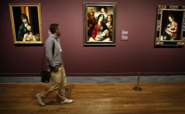 Un visitante recorre una sala del Museo del Prado. 