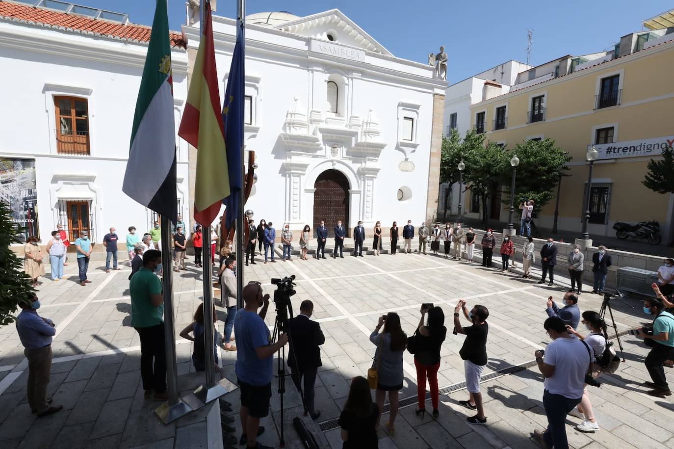 Fotos: Banderas a media asta y minuto de silencio para rendir homenaje a las víctimas de la COVID-19